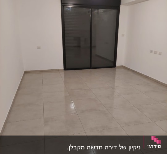 רצפה נקייה ומבריקה בחדר ריק עם חלון גדול